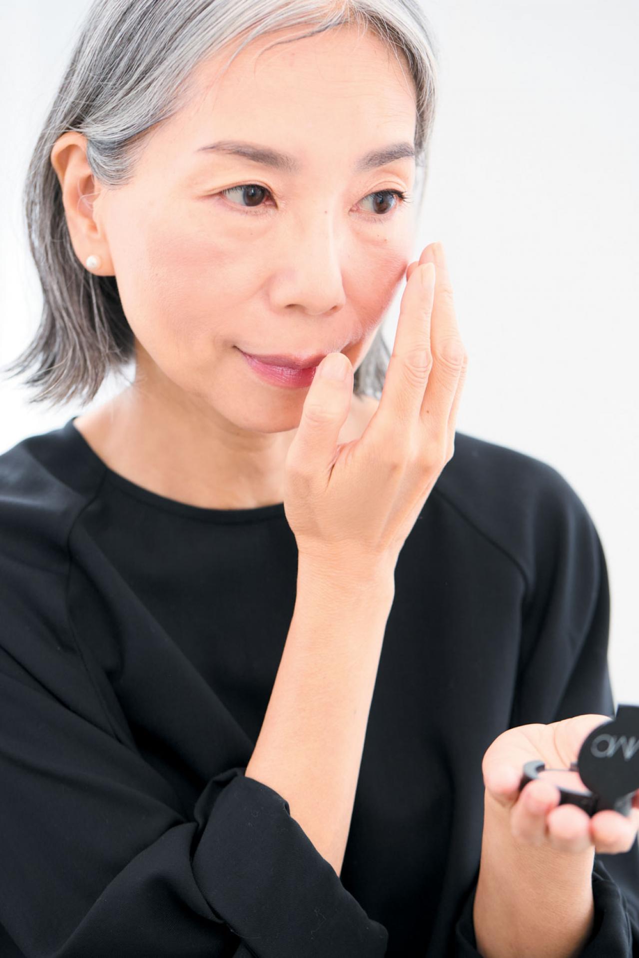 ヘアメイク職人・化け子さんがレクチャー！ エッセイストが実践する【グレイヘア】を生かしたメイク法とは？（画像8）