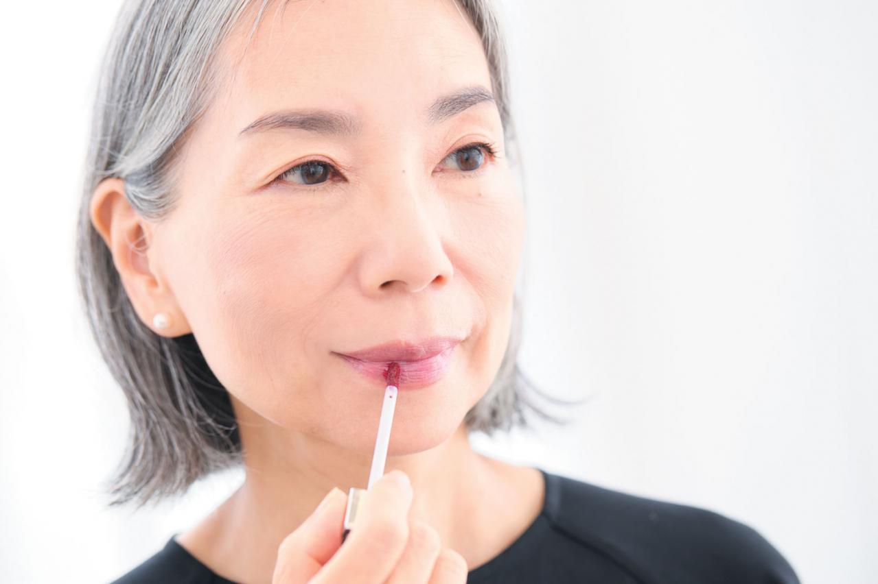 ヘアメイク職人・化け子さんがレクチャー！ エッセイストが実践する【グレイヘア】を生かしたメイク法とは？（画像16）