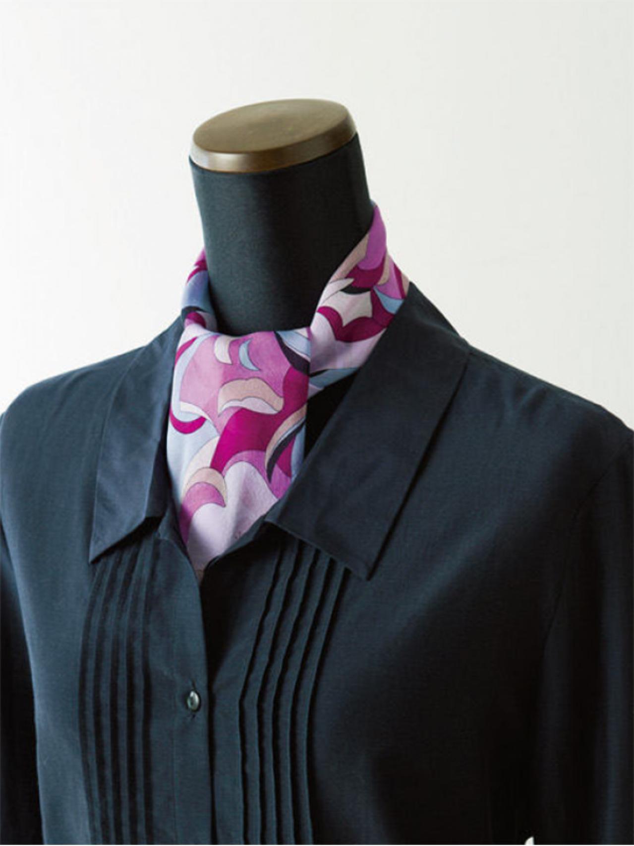 メンズの結び方を取り入れたらこんなにおしゃれ！【プチスカーフの結び方2選】「アスコットタイ」と「ネクタイ結び」（画像2）