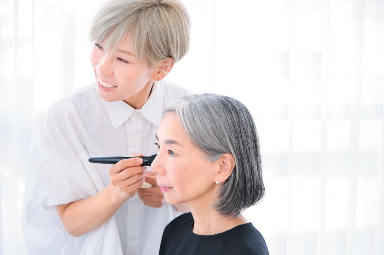 ヘアメイク職人・化け子さんと考える【グレイヘアに似合うメイク】とは？
