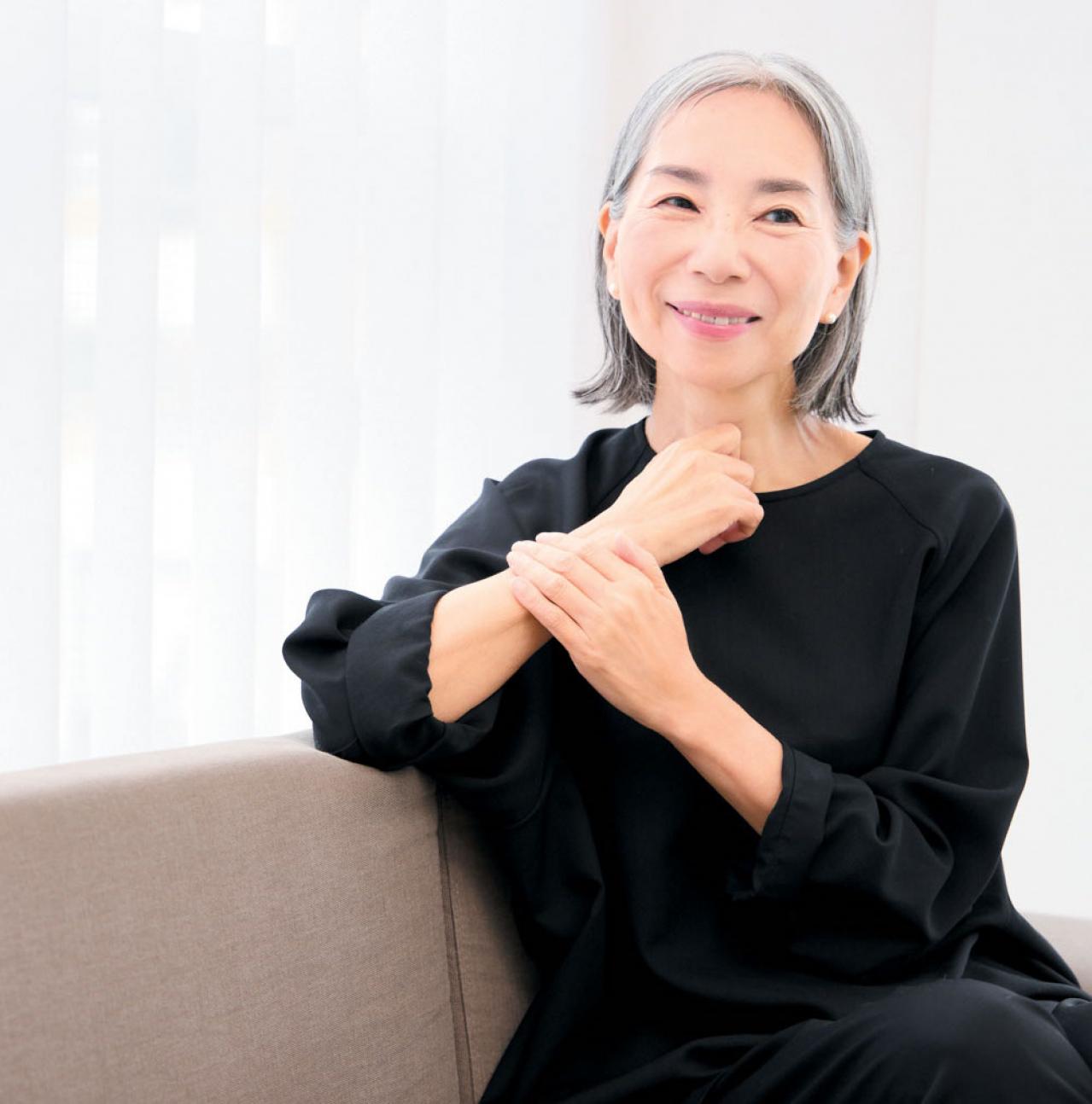 ヘアメイク職人・化け子さんがレクチャー！ エッセイストが実践する【グレイヘア】を生かしたメイク法とは？（画像10）