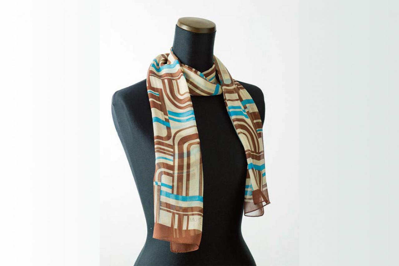 どんな服にも合う【ロングスカーフの巻き方】「2重巻き」はシンプルなのに最強！