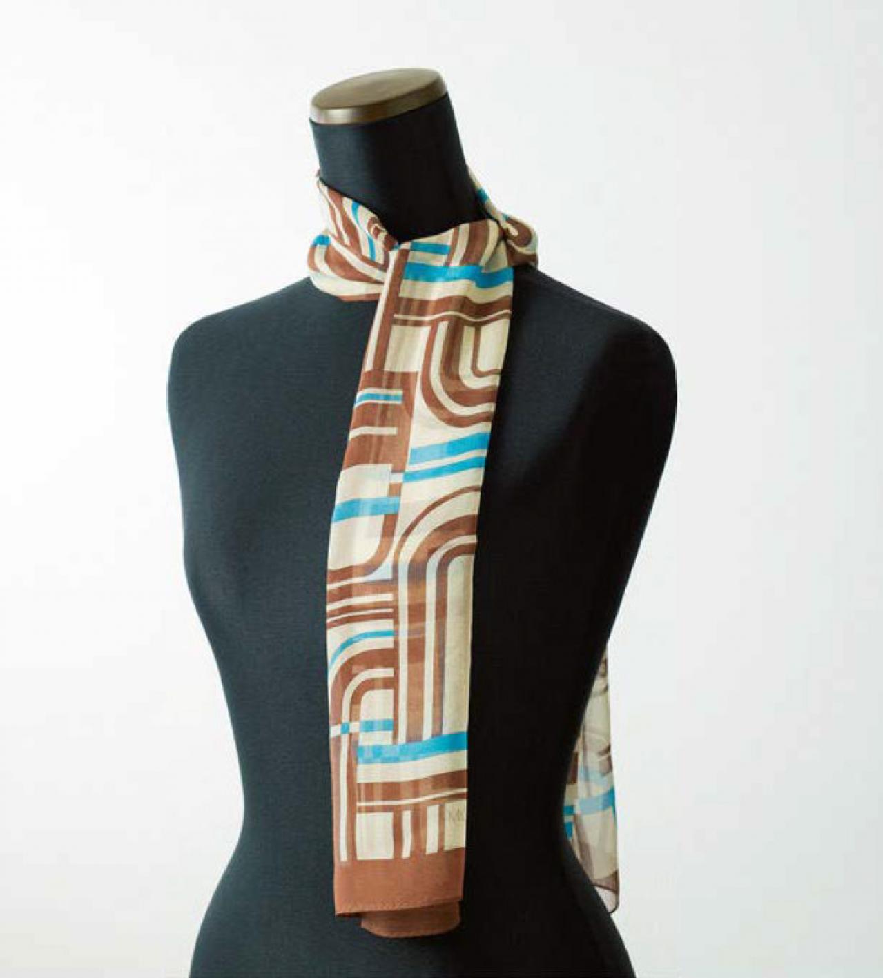 初心者でも簡単！【ロングスカーフの巻き方2選】「ひと結び」と「ツイストループ」で個性的に（画像2）