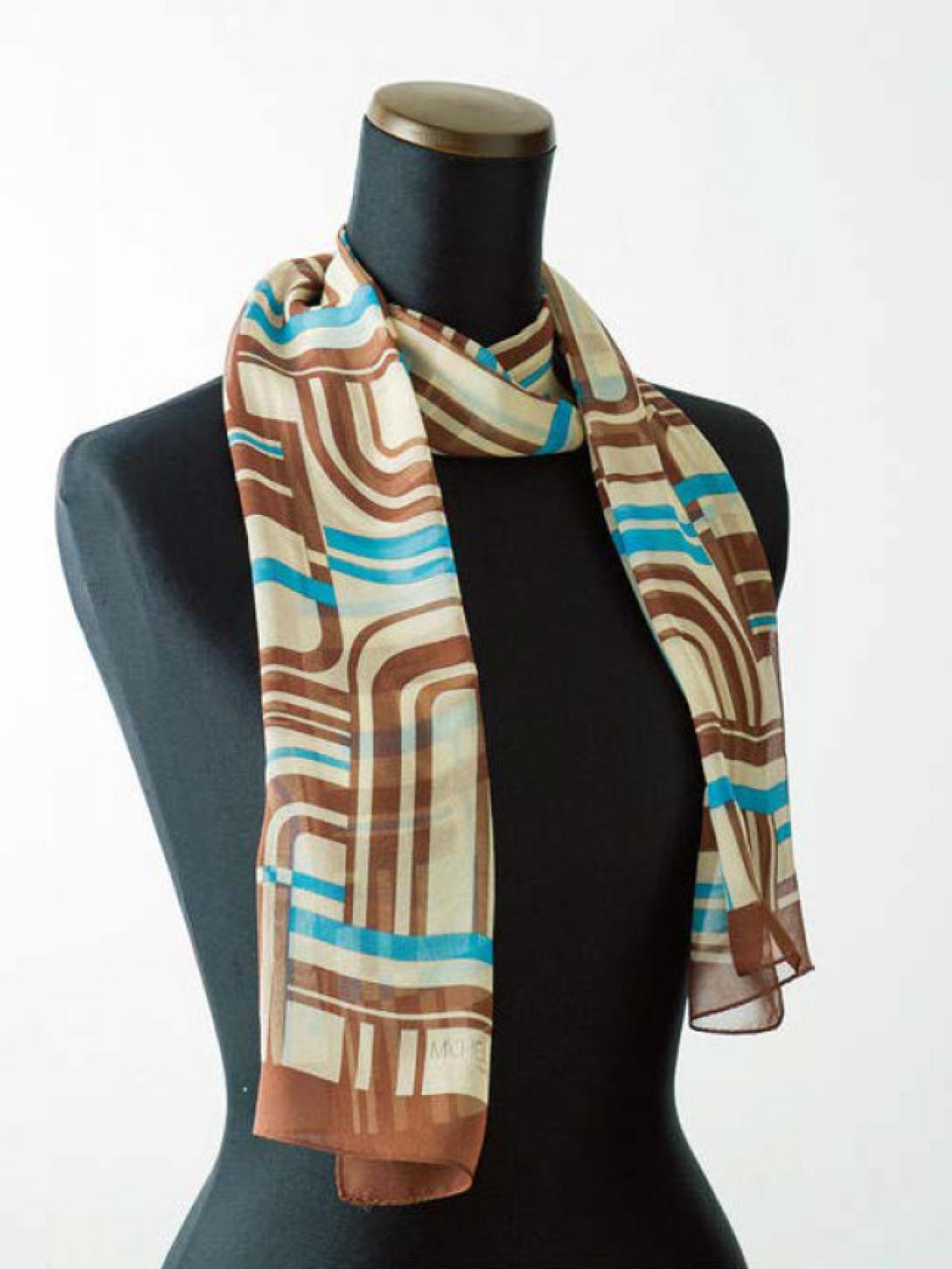 どんな服にも合う【ロングスカーフの巻き方】「2重巻き」はシンプルなのに最強！（画像2）