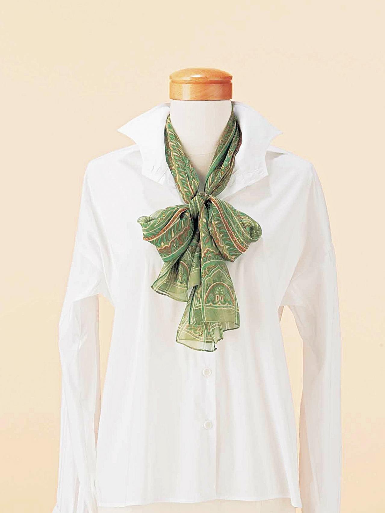 可愛すぎない【ロングスカーフの巻き方2選】スタイリッシュな「リボン結び」とクールな「トリプルテイル」（画像9）