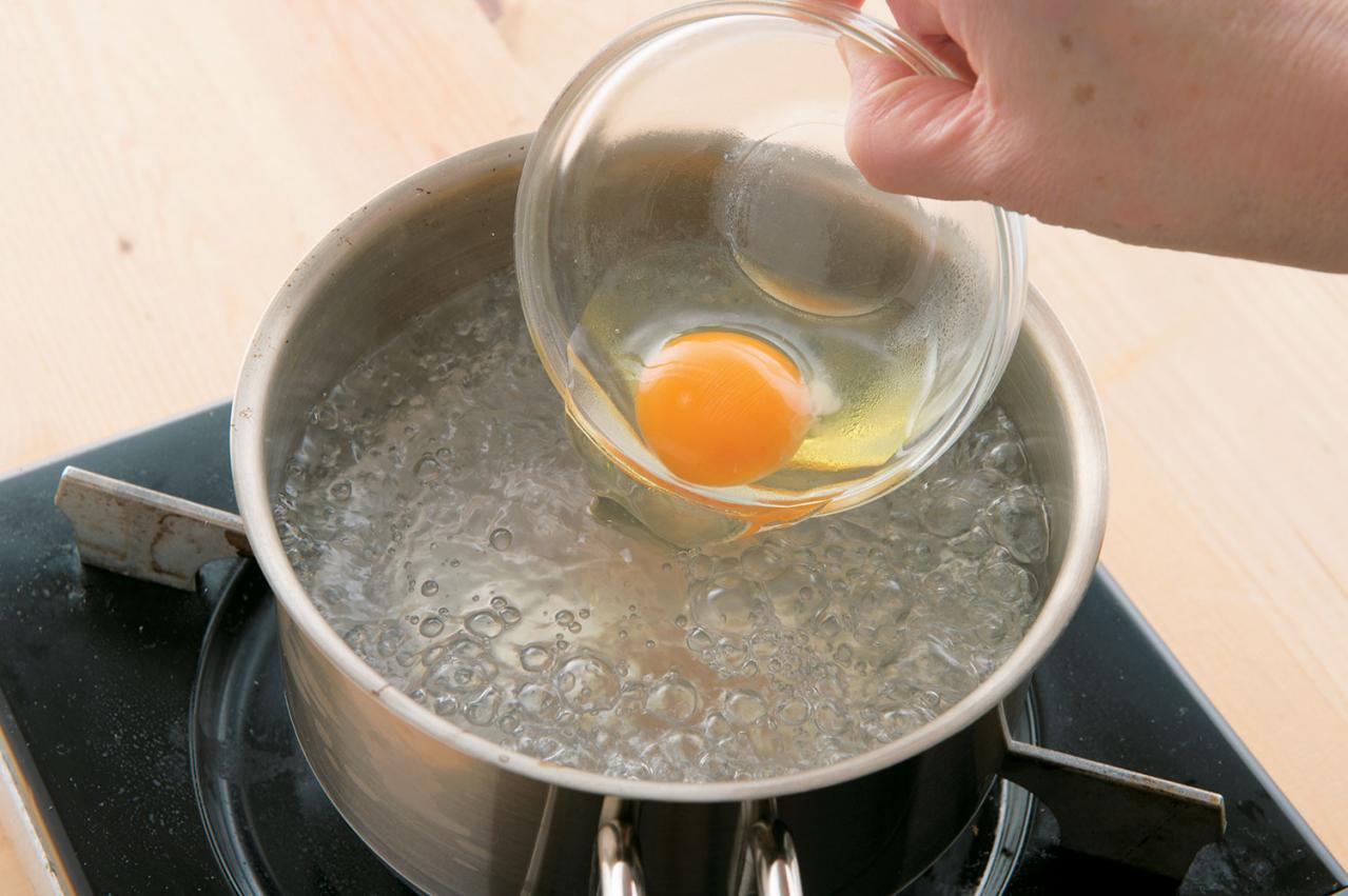 【卵料理のコツ】「ポーチドエッグ」をうまく作るには？ 絶品「エッグベネディクト」レシピも公開（画像2）