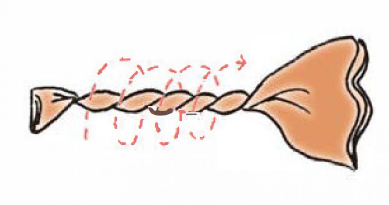 初心者でも簡単！【ロングスカーフの巻き方2選】「ひと結び」と「ツイストループ」で個性的に（画像10）