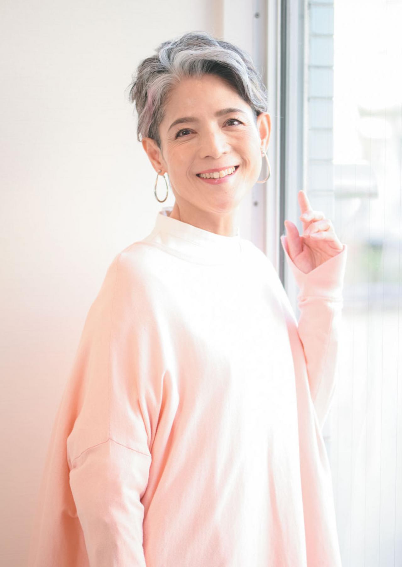 【50代】2025年最旬のショートスタイル「お悩みも解決！」うねるクセも生かせるスタイリングのコツ（画像7）