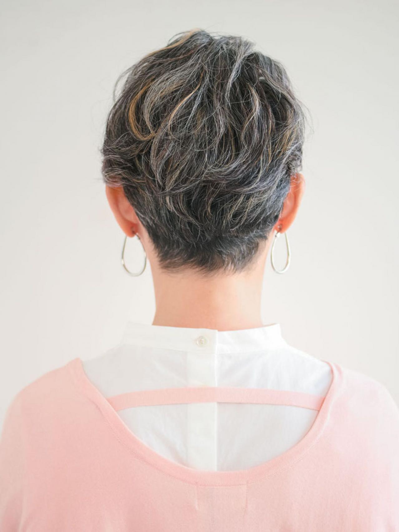 【50代】2025年最旬のショートスタイル「お悩みも解決！」うねるクセも生かせるスタイリングのコツ（画像9）