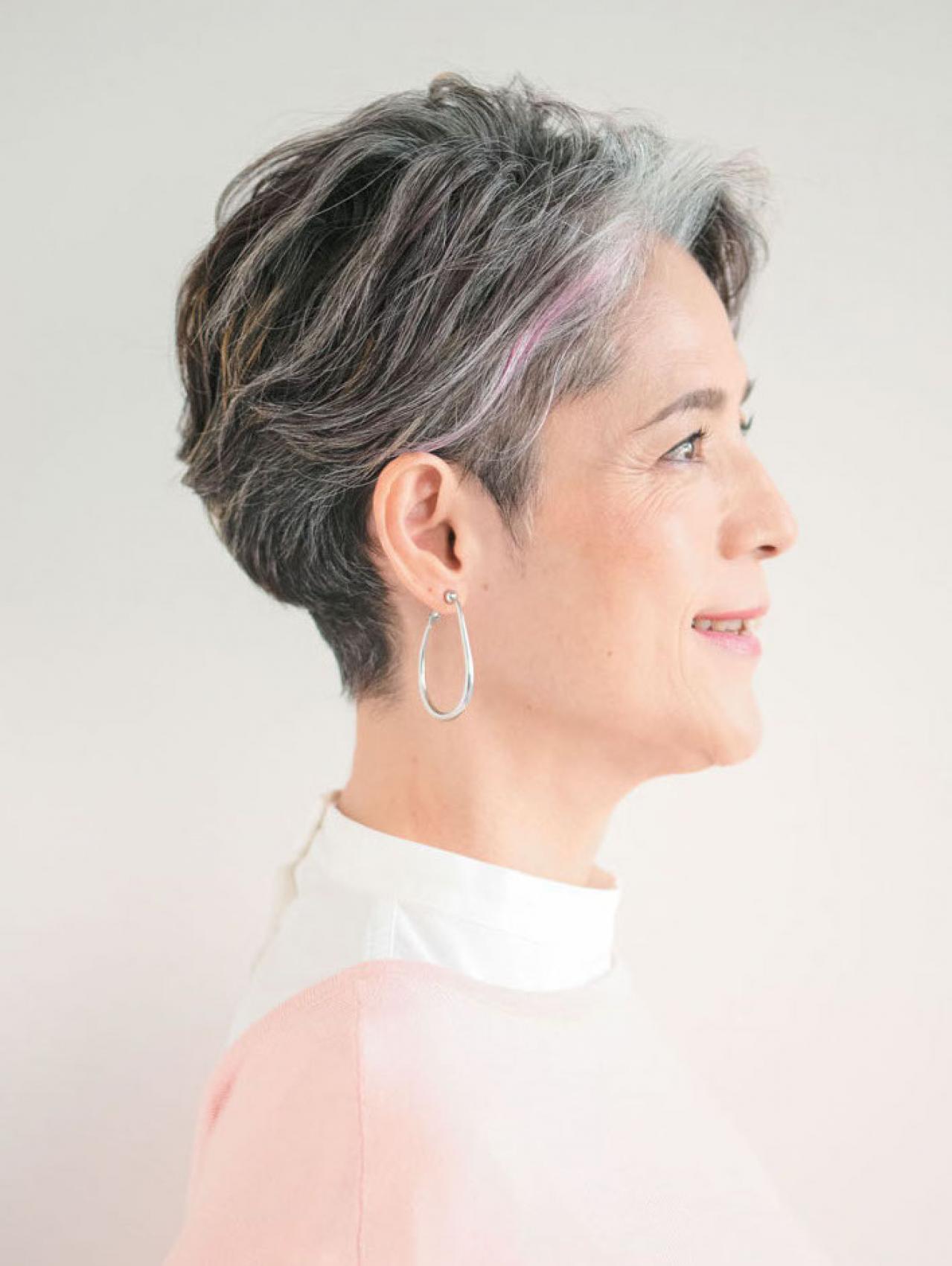 【50代】2025年最旬のショートスタイル「お悩みも解決！」うねるクセも生かせるスタイリングのコツ（画像8）