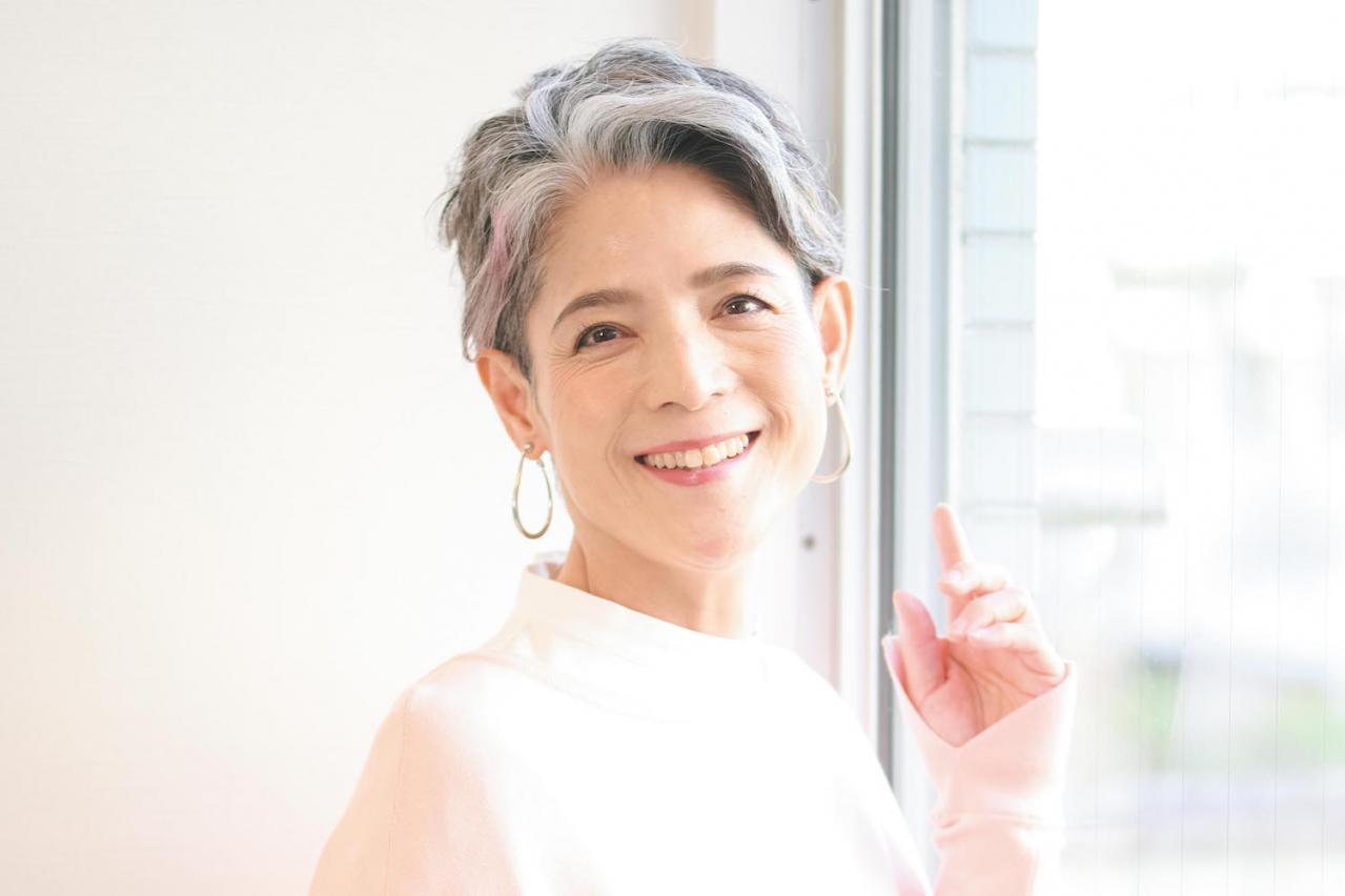 【50代】2025年最旬のショートスタイル「お悩みも解決！」うねるクセも生かせるスタイリングのコツ