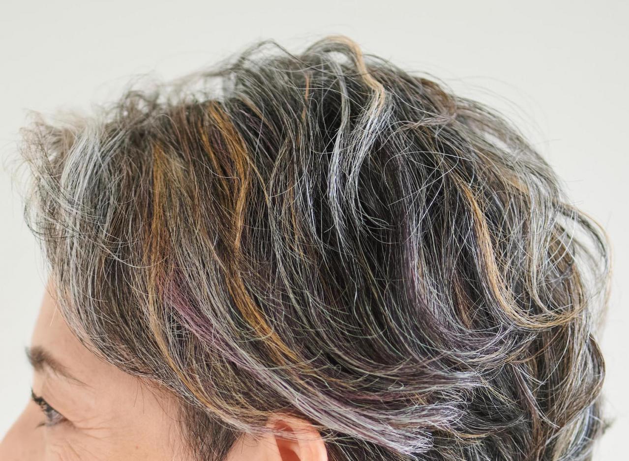 【50代】2025年最旬のショートスタイル「お悩みも解決！」うねるクセも生かせるスタイリングのコツ（画像10）