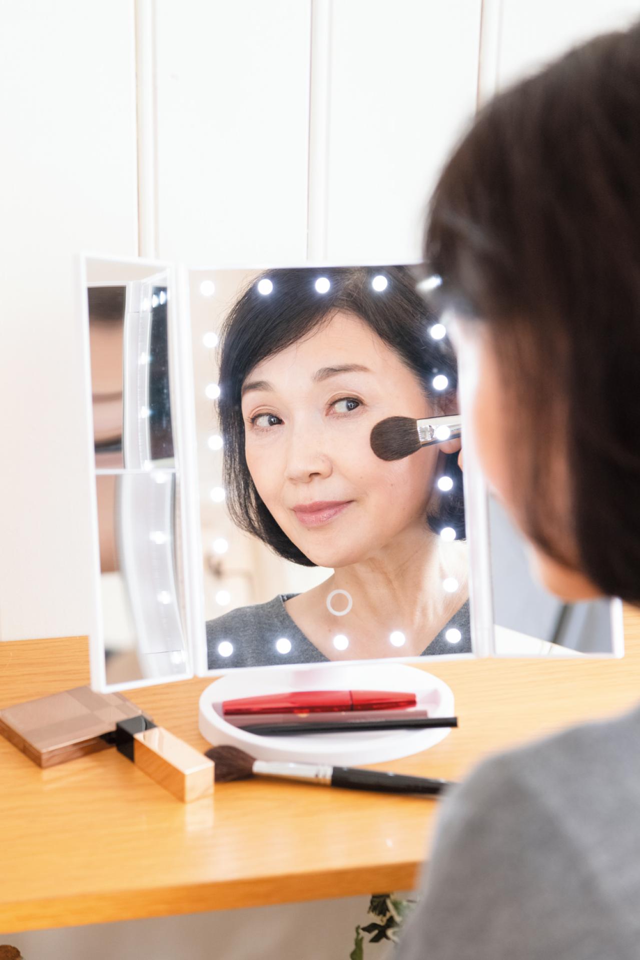 「最近近くが見えづらくなってきた…」人もメイクに困らない！便利すぎる「照明つき卓上三面鏡」とは？（画像2）