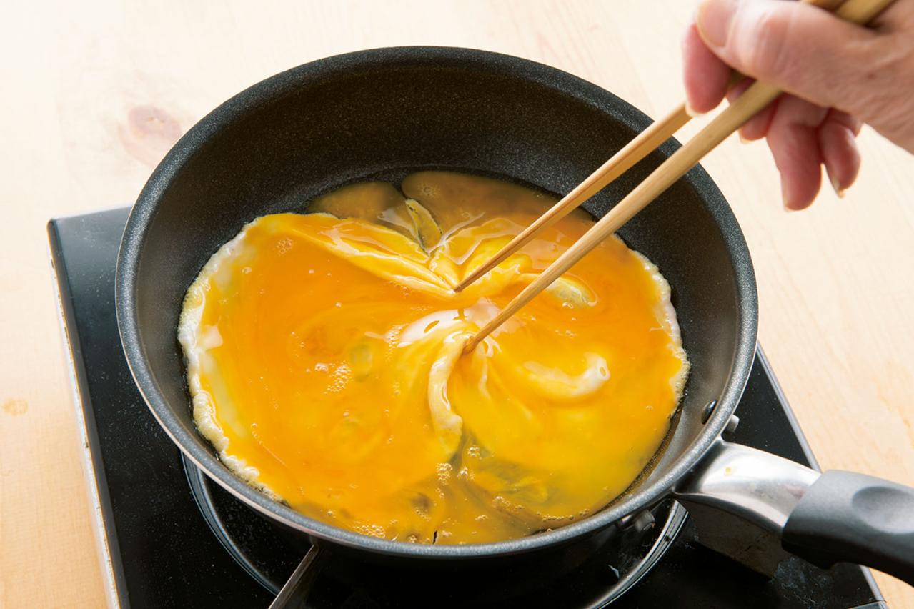 ご飯を包まないから簡単！ふわとろ「ドレスドオムライス」の作り方を伝授【卵料理のコツ】（画像3）