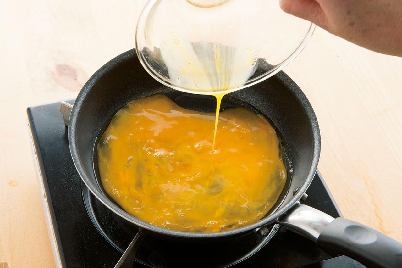 ご飯を包まないから簡単！ふわとろ「ドレスドオムライス」の作り方を伝授【卵料理のコツ】（画像2）