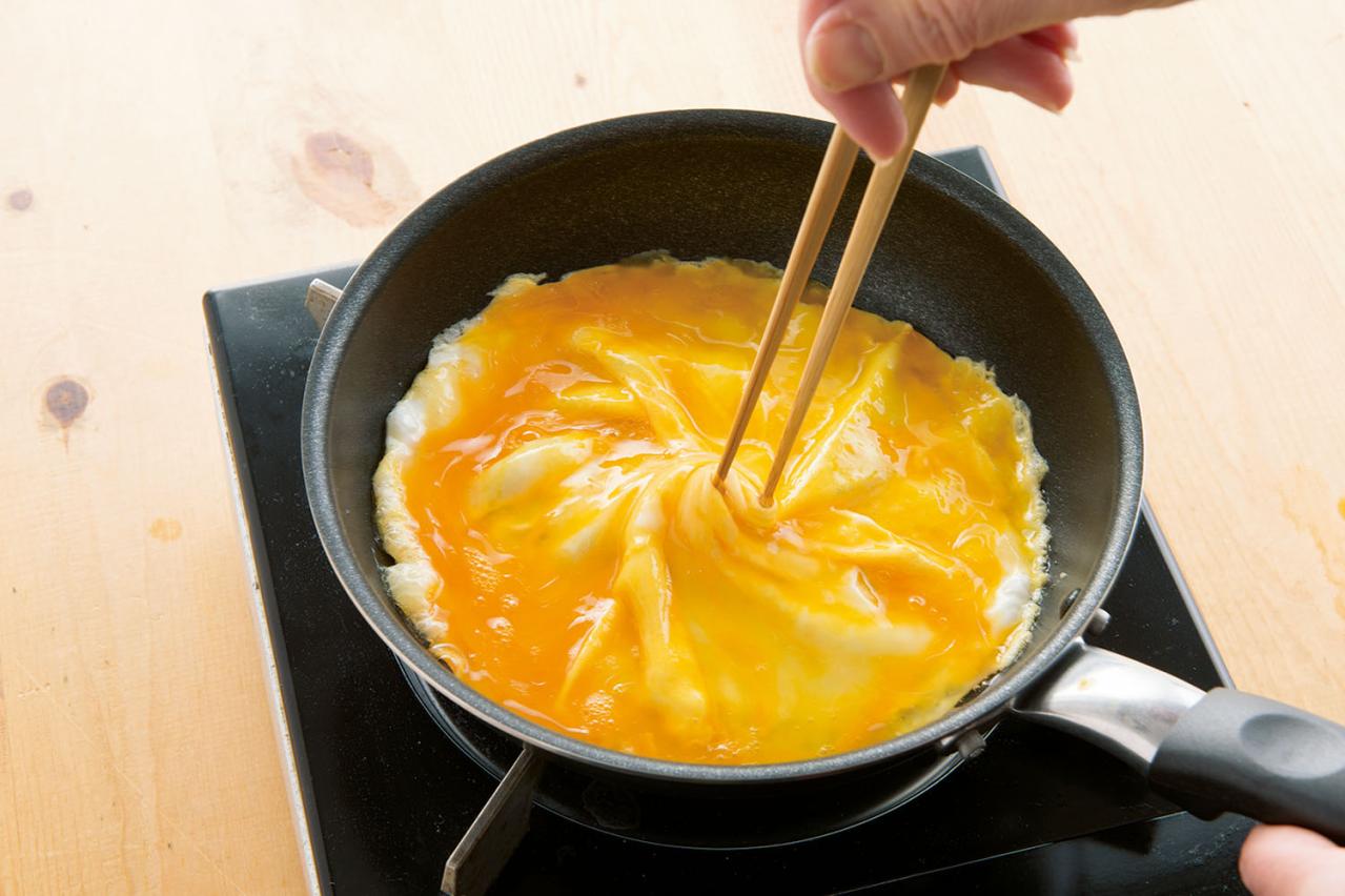 ご飯を包まないから簡単！ふわとろ「ドレスドオムライス」の作り方を伝授【卵料理のコツ】（画像4）