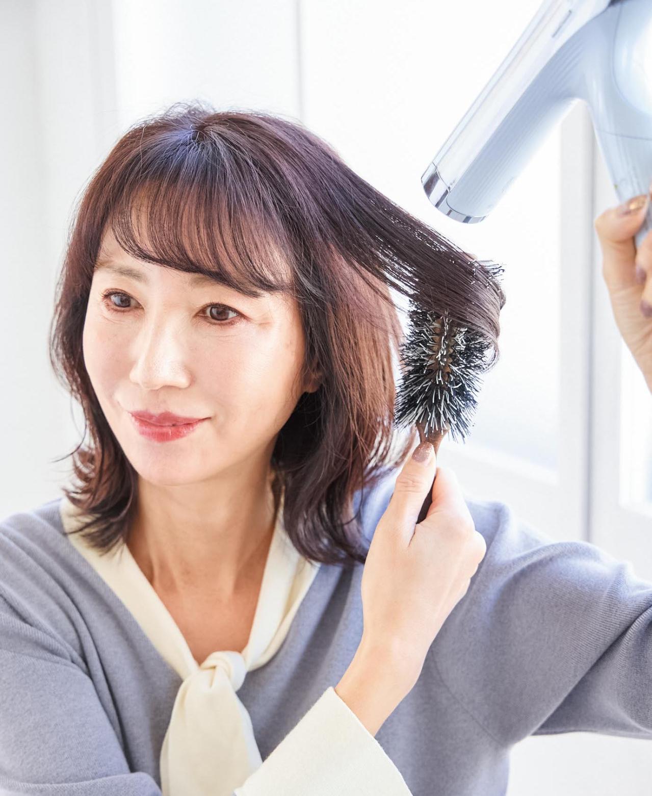 【50代からのミディアムヘア】ひし形シルエット＋外ハネで今っぽく！2025年最旬ヘアスタイル2選（画像10）