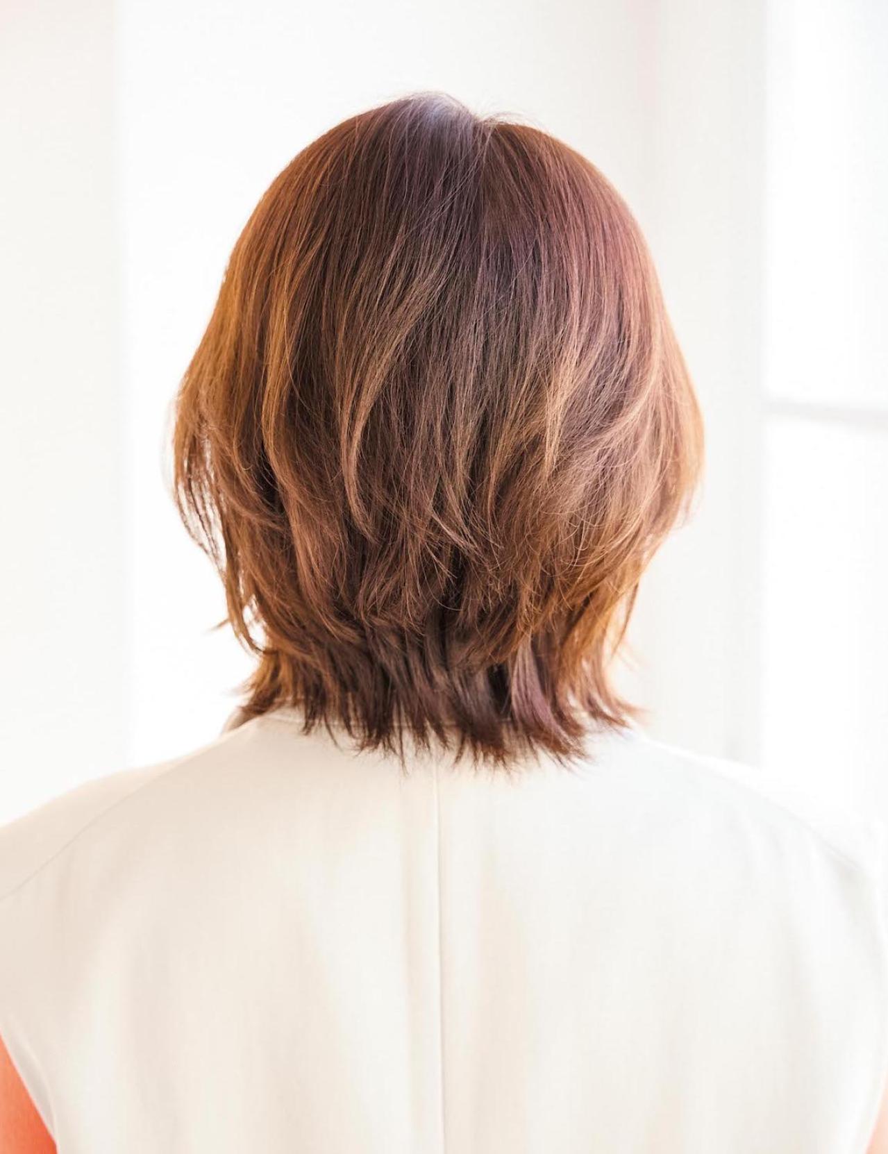 【50代からのミディアムヘア】ひし形シルエット＋外ハネで今っぽく！2025年最旬ヘアスタイル2選（画像4）