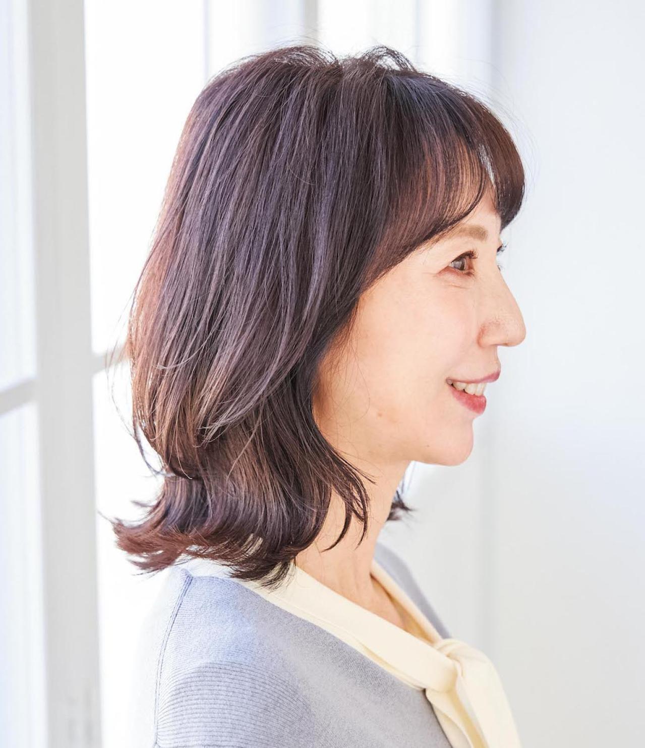 【50代からのミディアムヘア】ひし形シルエット＋外ハネで今っぽく！2025年最旬ヘアスタイル2選（画像8）