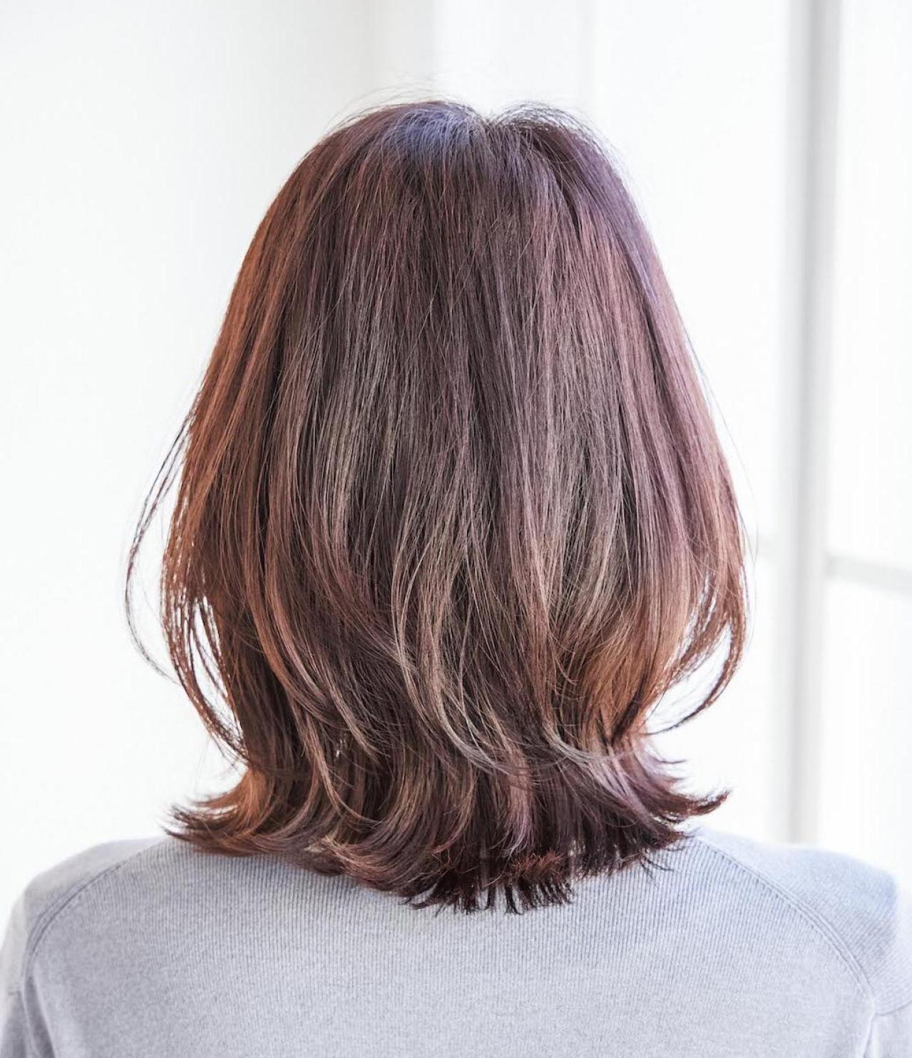 【50代からのミディアムヘア】ひし形シルエット＋外ハネで今っぽく！2025年最旬ヘアスタイル2選（画像9）