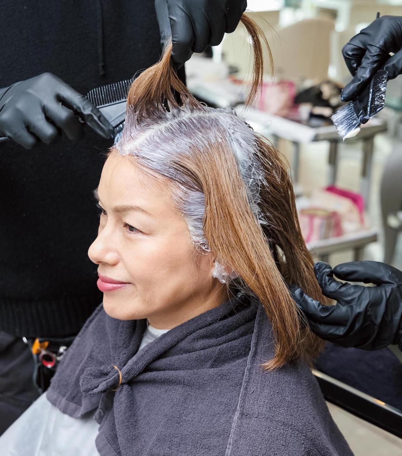 【60代からのミディアムヘア】ZACC・高橋和義さんの提案｜首元のくびれと毛先のハネで若々しく変身！（画像7）