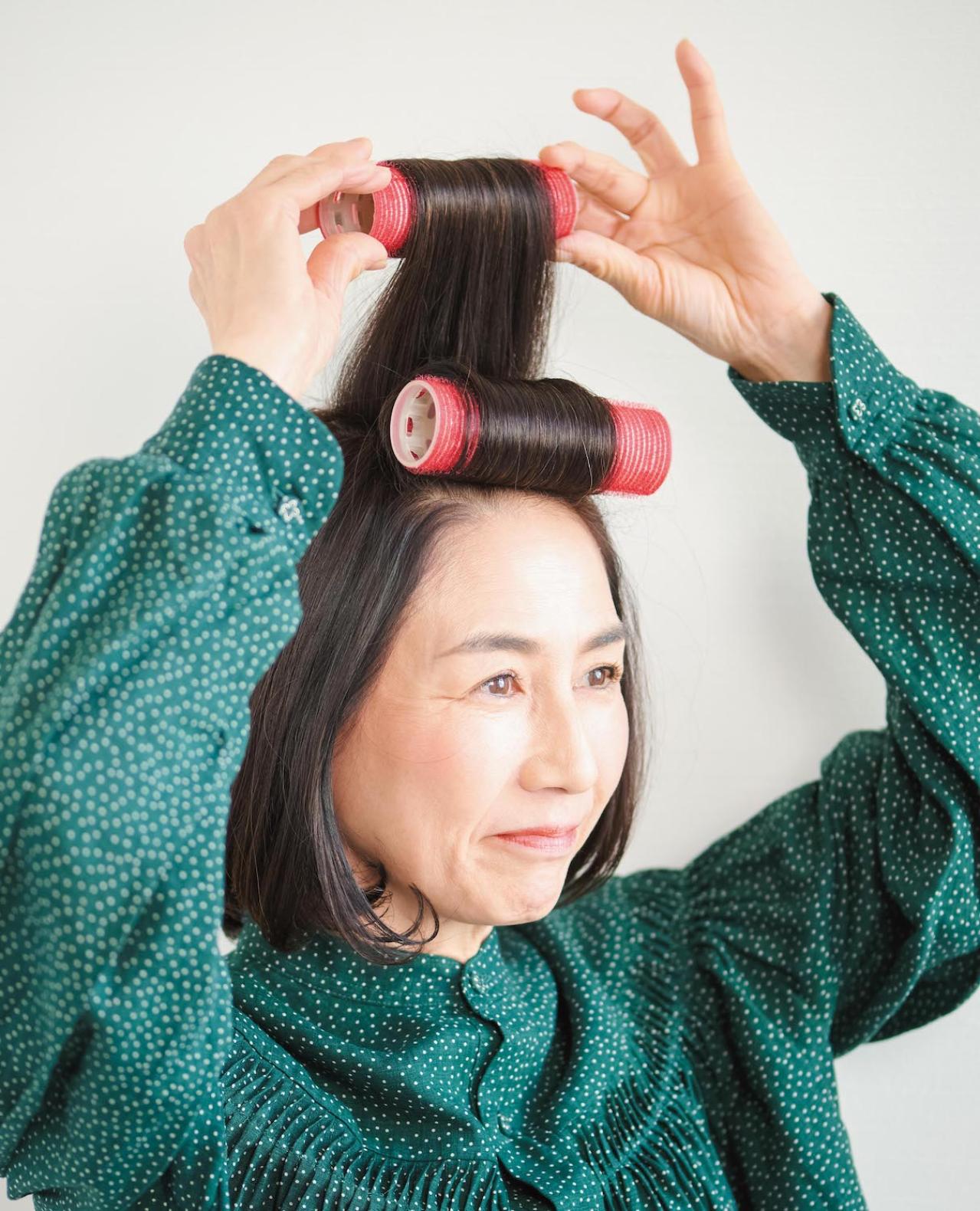 【50代におすすめのミディアムボブ】脱・ぺたんこがかなう！2025年最旬ヘアスタイル2選（画像10）