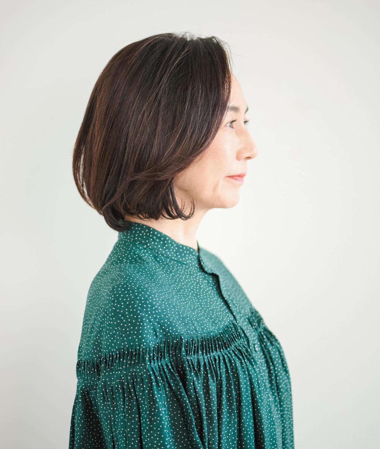 【50代におすすめのミディアムボブ】脱・ぺたんこがかなう！2025年最旬ヘアスタイル2選（画像8）