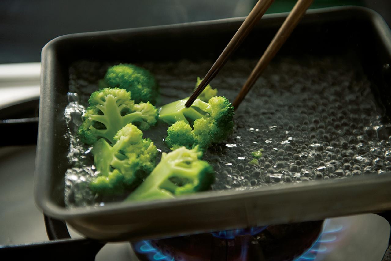 洗い物も激減！人気料理研究家・藤井恵さんの「卵焼き器」ひとつで作れる【から揚げ弁当】レシピ（画像8）