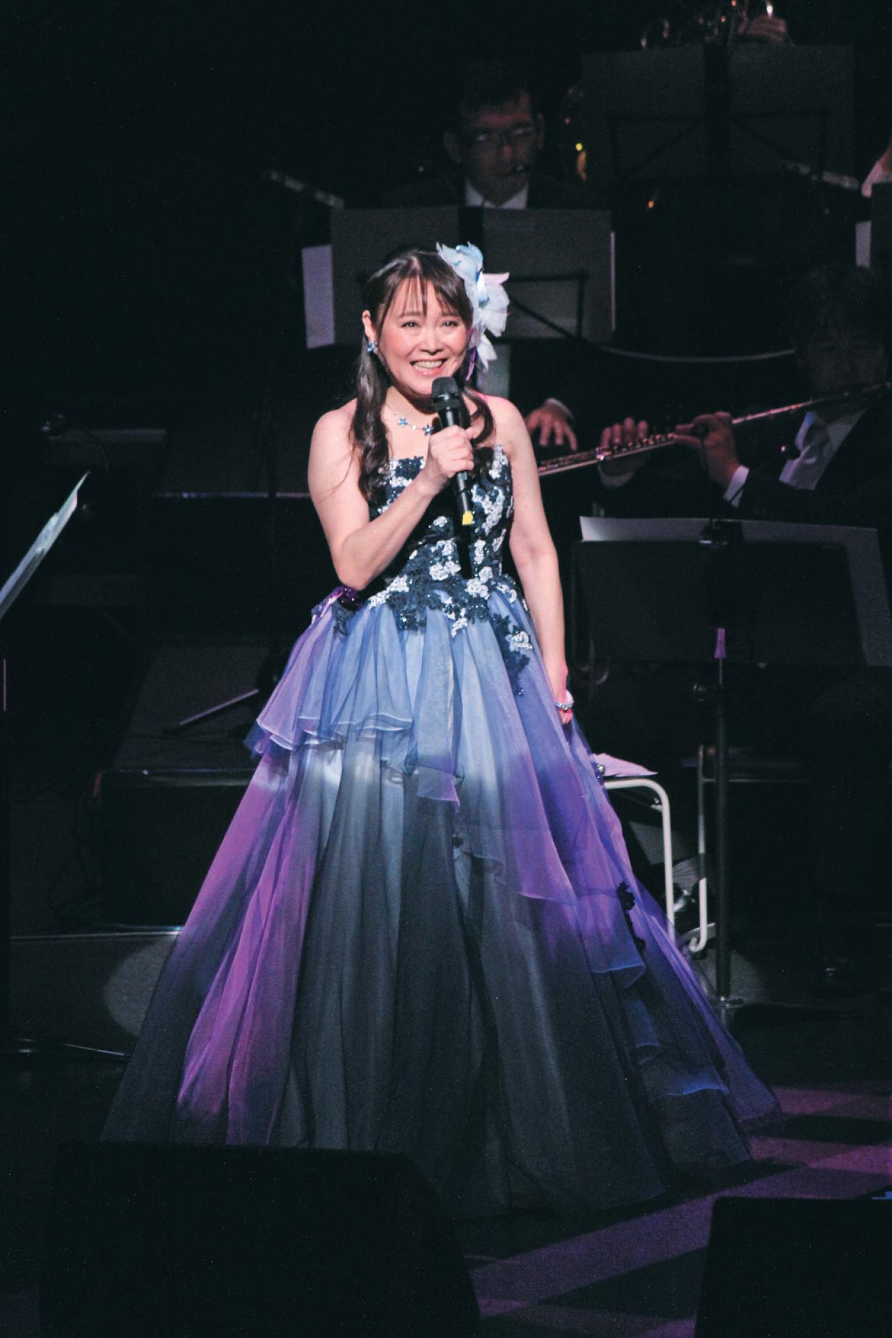 デビュー40周年コンサート当日に脳出血で倒れるも、車椅子でステージに復帰。歌手【井上あずみさん】（画像3）
