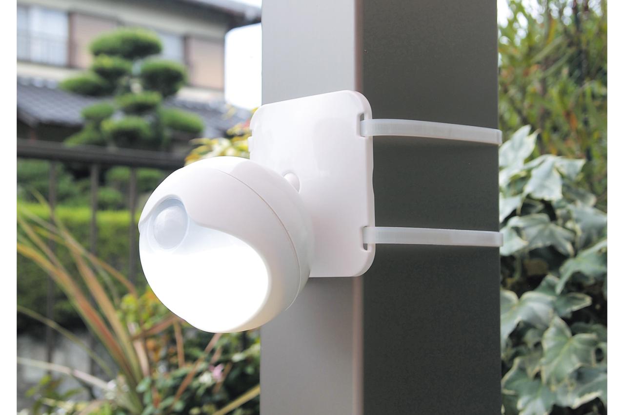 【シニアの防犯対策】高齢者でも、工具がなくても取り付け可能！大人気の「人感センサーライト」とは？