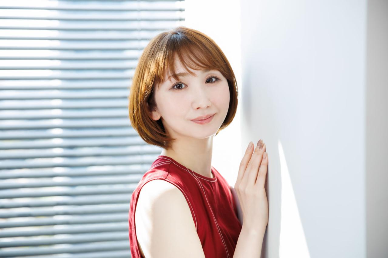 「父・つかこうへいの訃報が入ったのは宝塚退団公演の開演10分前でした」最期に会えなかった父への思い、死との向き合い方【愛原実花さんのターニングポイント＃3】