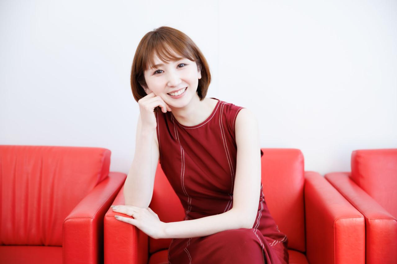 元宝塚雪組トップ娘役・愛原実花さん。出産後「子育てでいっぱいいっぱい」だった1年を経て舞台復帰する『アニー』への思いとは？【愛原実花さんのターニングポイント＃1】