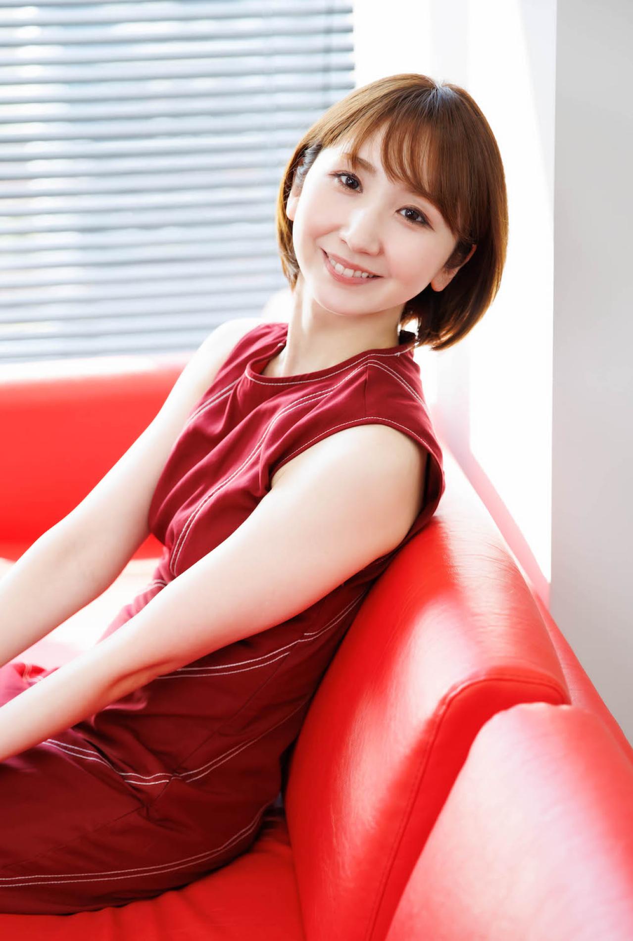 「父・つかこうへいの訃報が入ったのは宝塚退団公演の開演10分前でした」最期に会えなかった父への思い、死との向き合い方【愛原実花さんのターニングポイント＃3】（画像3）