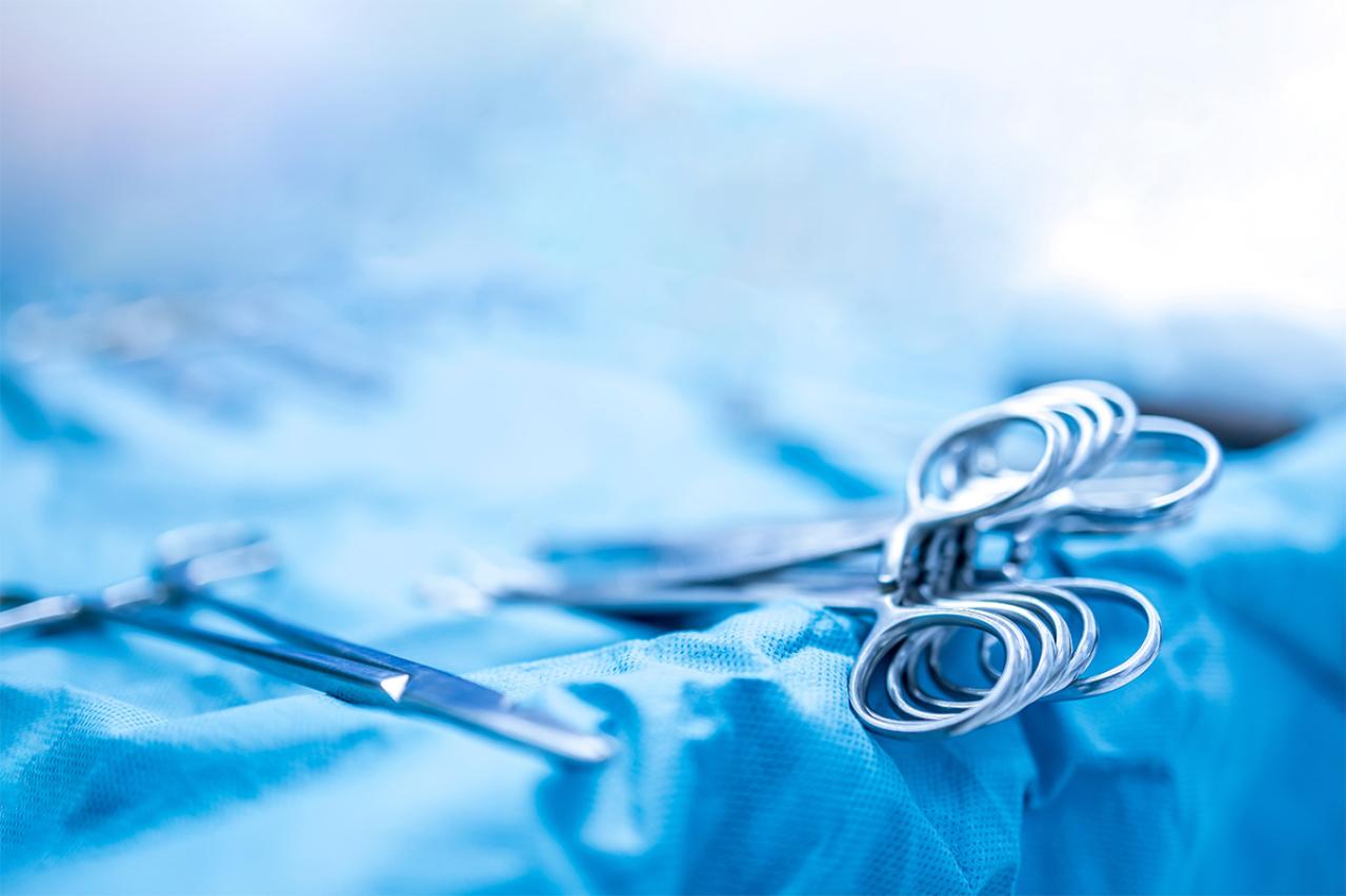 泉鏡花の『外科室』あらすじ紹介。麻酔なしで手術を希望する女性と医師の人間ドラマ