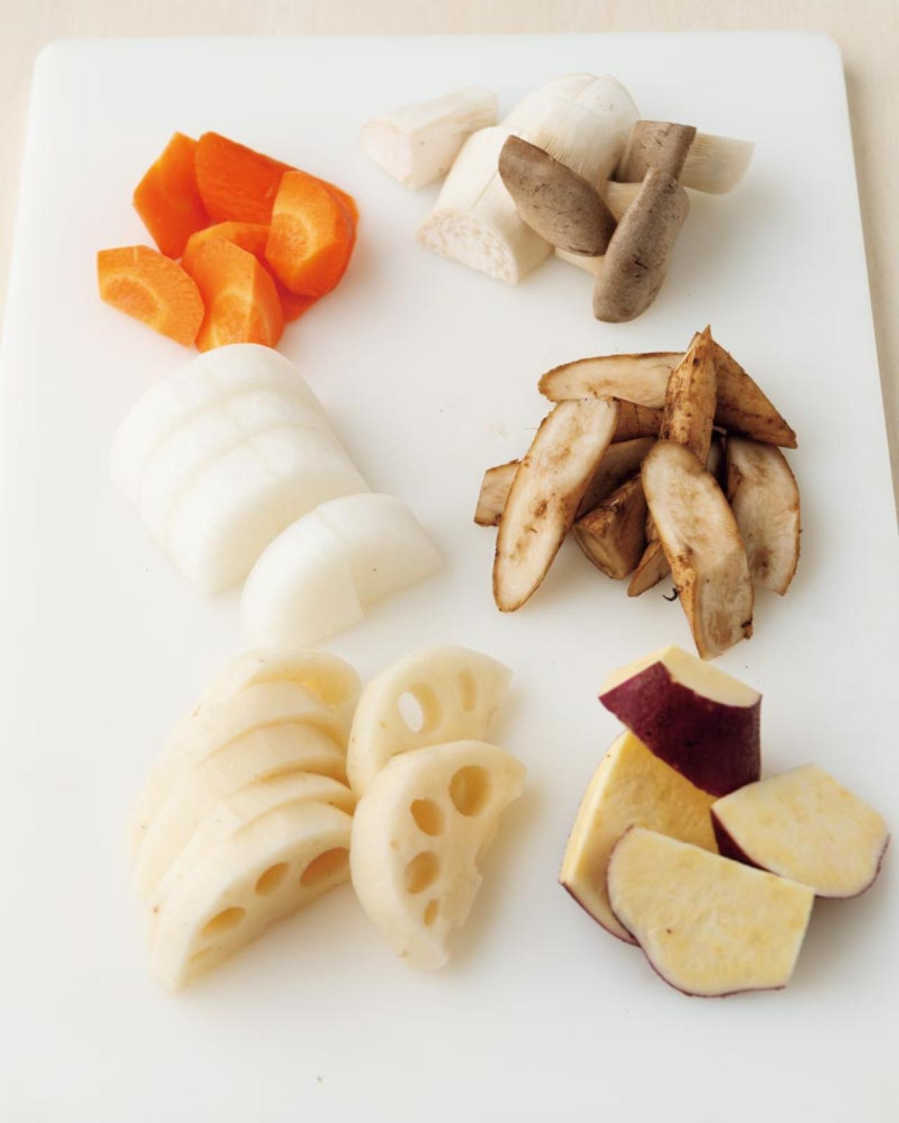 奇跡のアラ還！君島十和子さんの美しさを支える「腸活レシピ」。人気No.1【白みその腸活ポトフ】は野菜の切り方にコツが！（画像3）