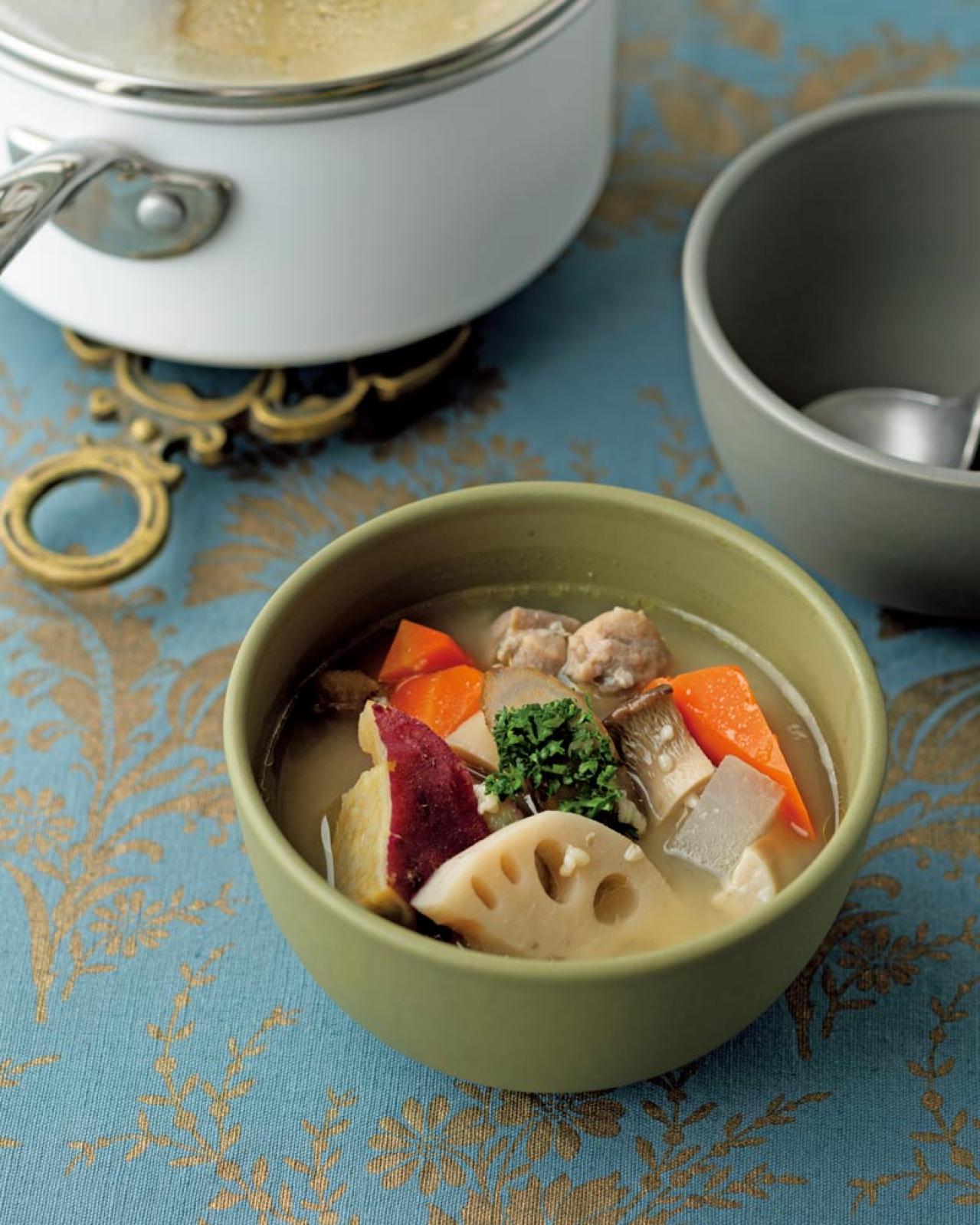 奇跡のアラ還！君島十和子さんの美しさを支える「腸活レシピ」。人気No.1【白みその腸活ポトフ】は野菜の切り方にコツが！（画像2）