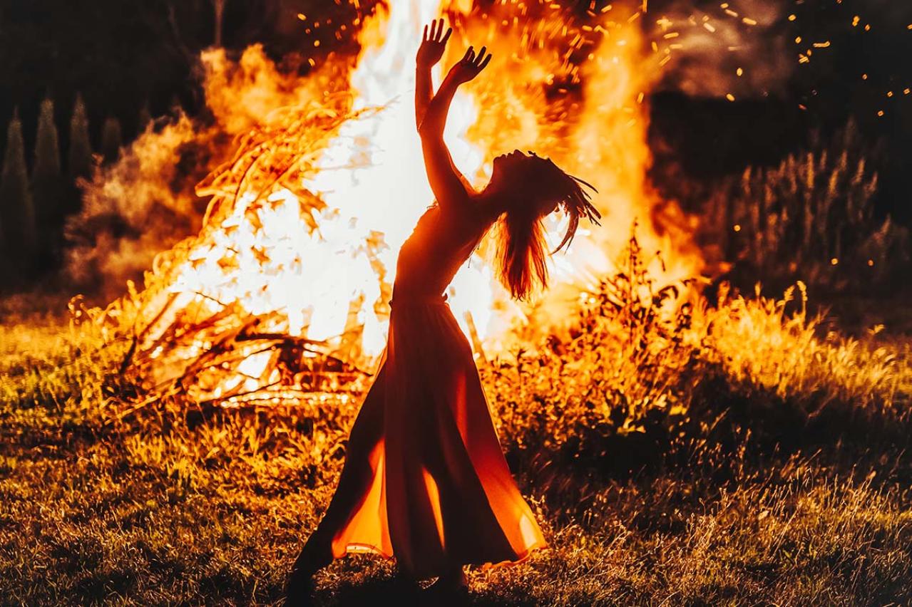 与謝野晶子の『みだれ髪』あらすじ紹介。自らの恋愛体験と感情を記した短歌の世界