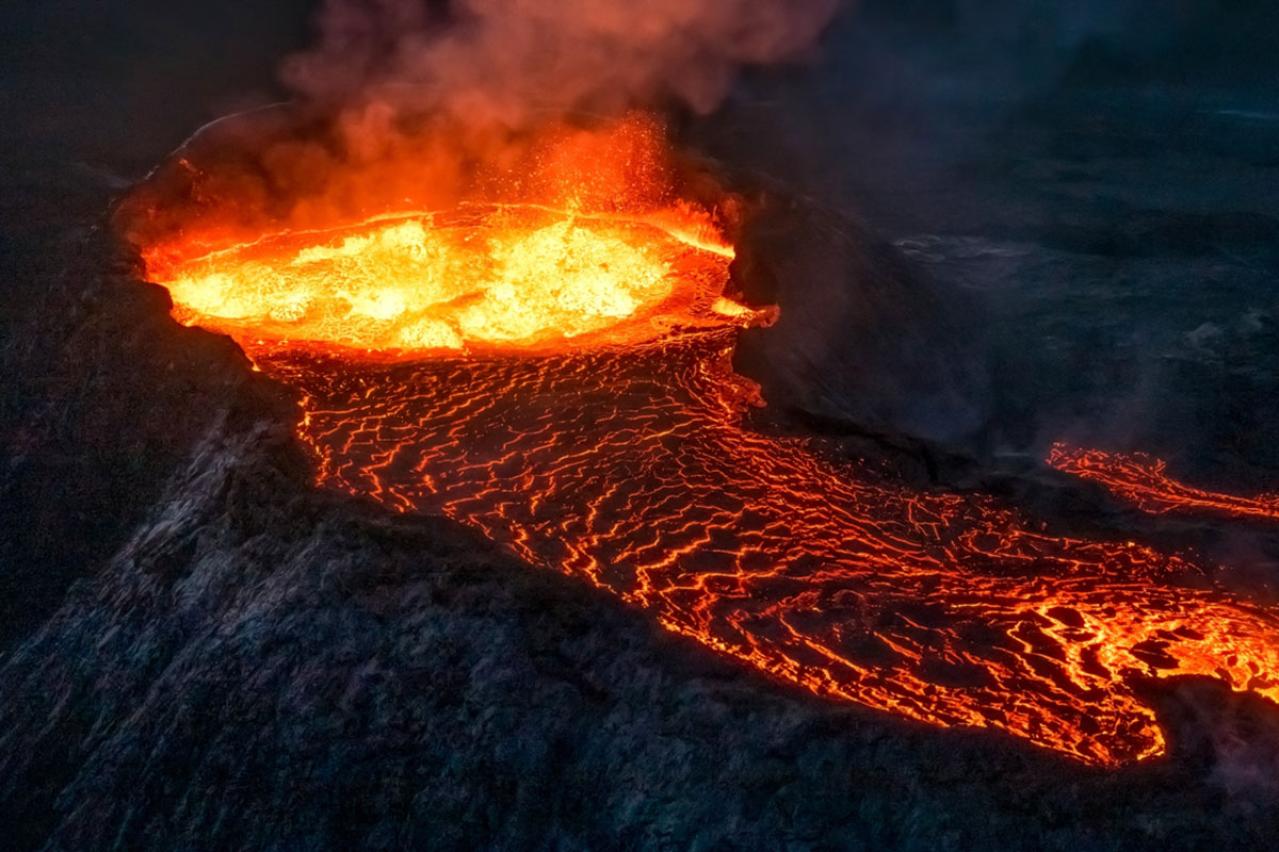 山川方夫の『愛のごとく』あらすじ紹介。感情を捨て生きてきた主人公が取り戻すのは愛か、虚無か？