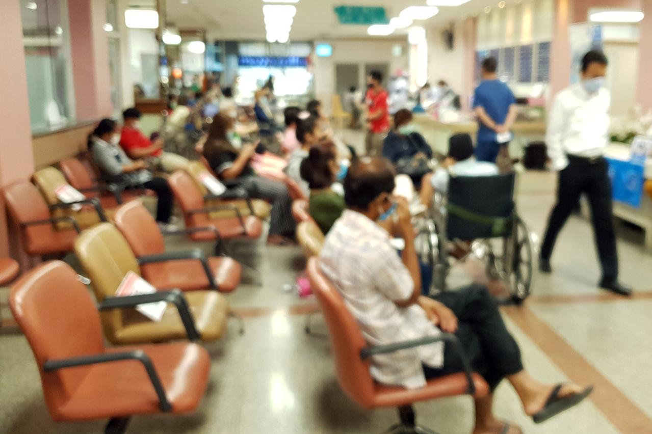 山本周五郎の『赤ひげ診療譚』あらすじ紹介。赤ひげと若き医師の成長と葛藤を描くヒューマンストーリー