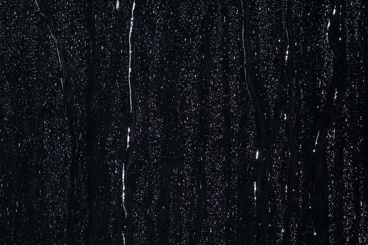 樋口一葉の『雨の夜』あらすじ紹介。雨音を背景に親の背中に感じる孤独感を描く