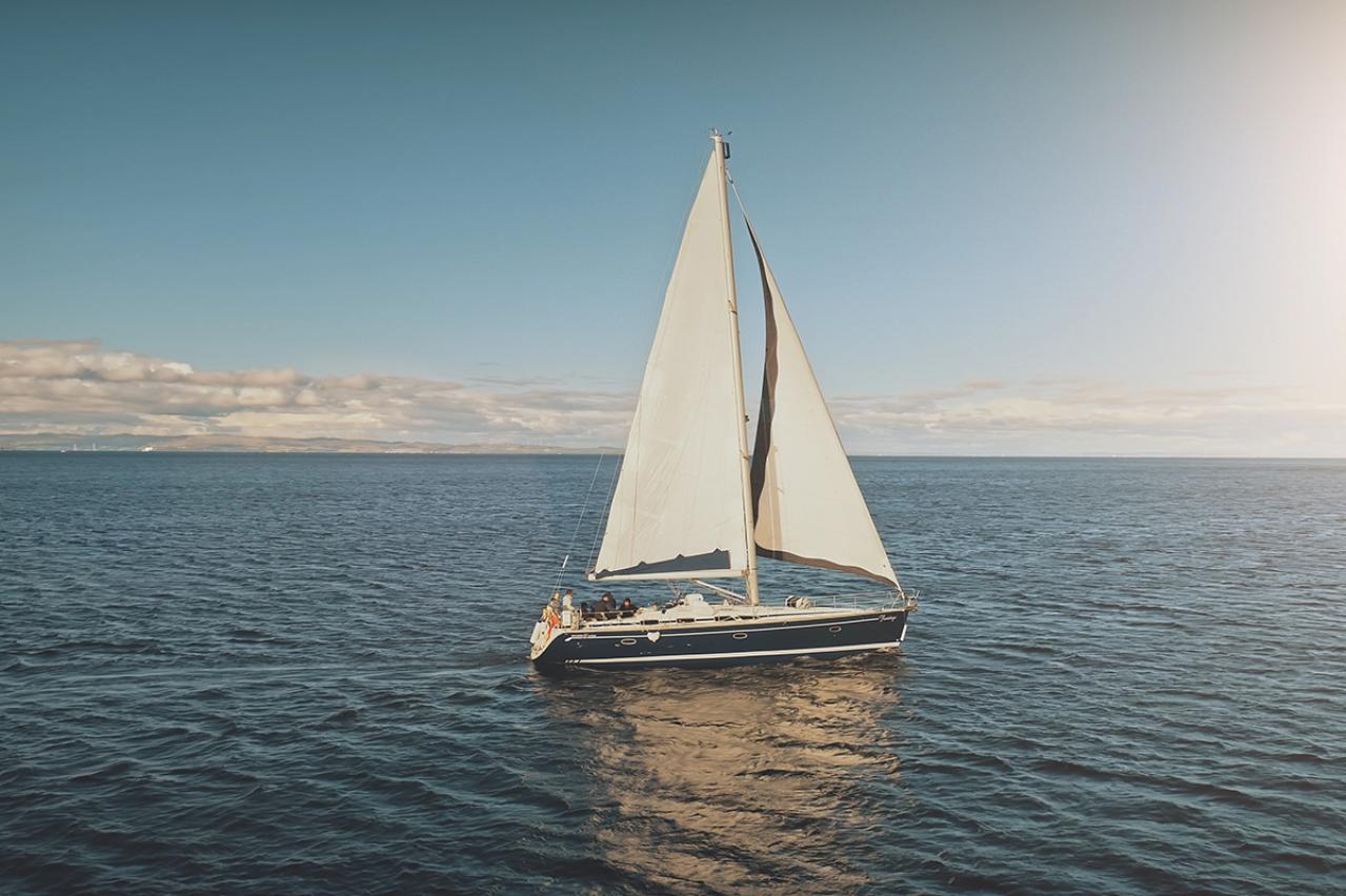 山川方夫の『朝のヨット』あらすじ紹介。なぜ彼は海に消えたのか？本作が描く人間の孤独と愛