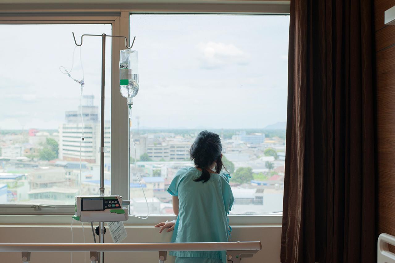 山川方夫の『暑くない夏』あらすじ紹介。全身の感覚を失った彼女に問いかける男性の言葉