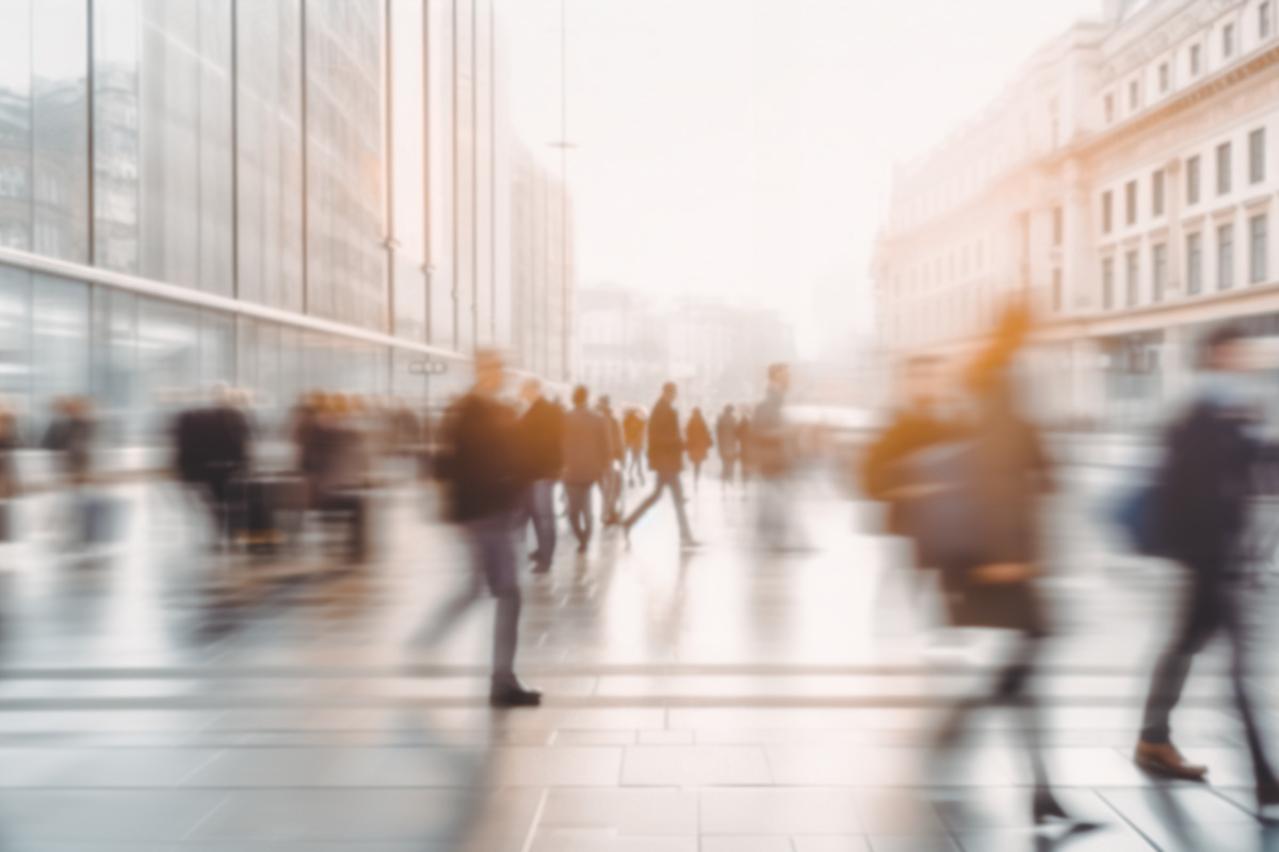 エドガー・アラン・ポーの『群集の人』あらすじ紹介。ロンドンの街で老人を追跡…孤独を埋める群集依存の心理ドラマ