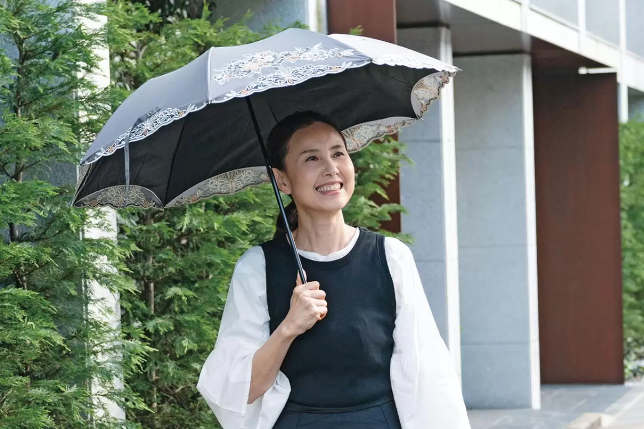 梅雨と猛暑、どちらも使えるハイスペックな「女優日傘」とは？優美な