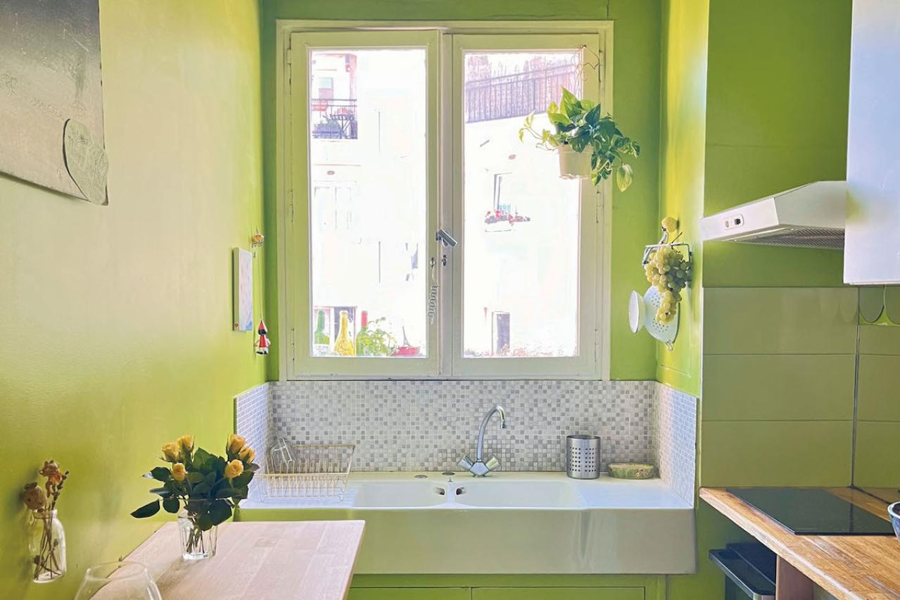 パリ在住歴29年【永末亜子さん】のキッチンはこんなに小さいのにおしゃれ！ 狭さを感じさせない「2つの工夫」とは？