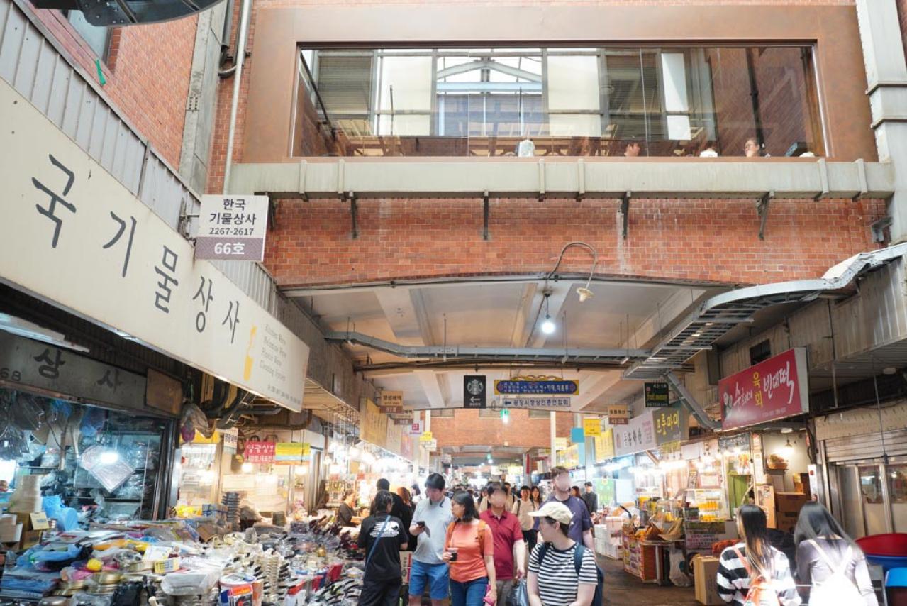 【2025最新 韓国旅行】広蔵市場にスターバックスがオープン！ ここでしか買えない限定アイテムも発売（画像6）