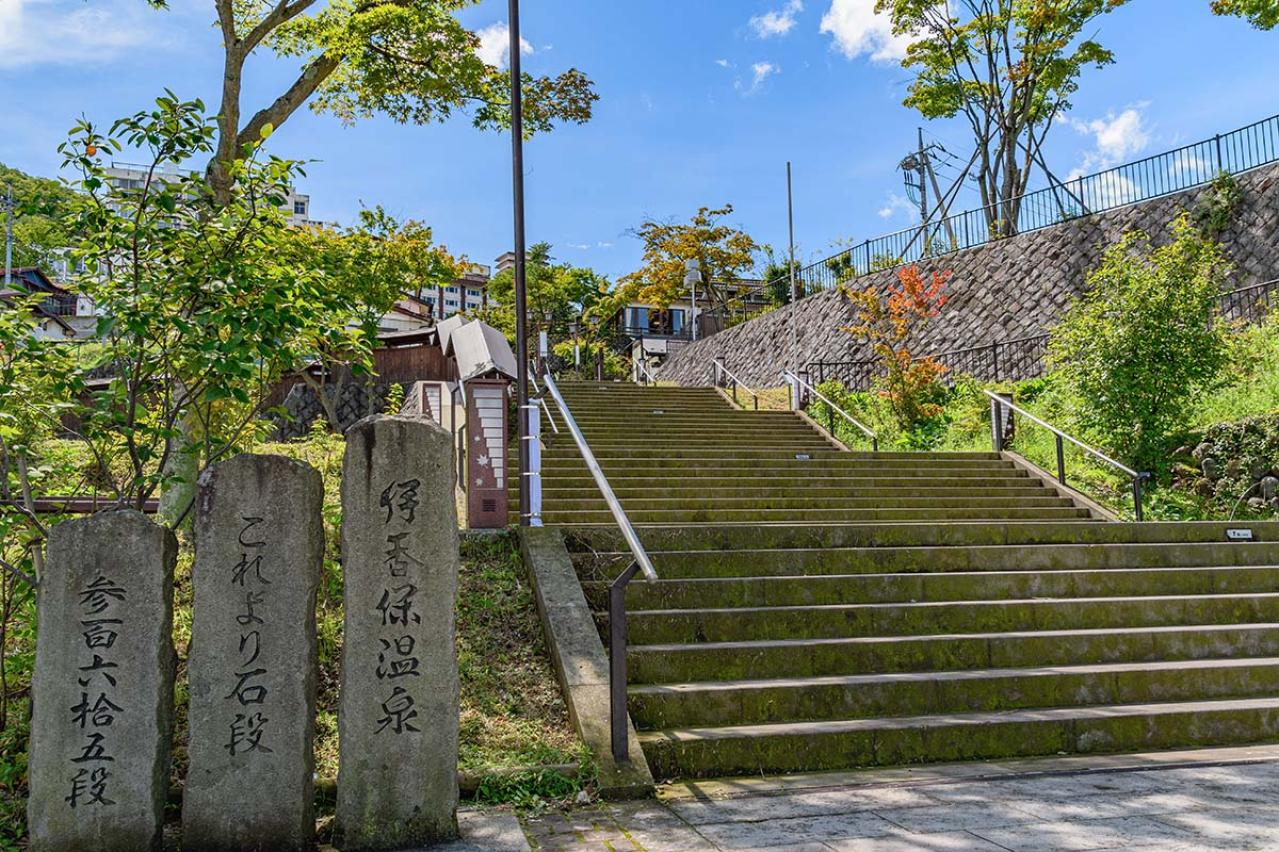 萩原朔太郎の『石段上りの街』あらすじ紹介。日本の自然と文化の妙。郷里の温泉伊香保を味わう文学作品