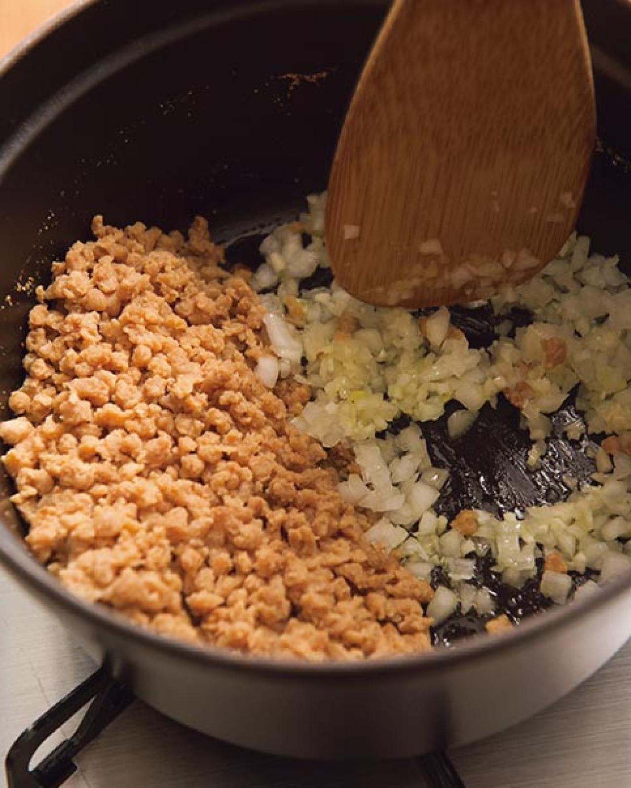 ダイエット中のパスタはこれ一択！低カロリーなのに高たんぱく「大豆ミートの ミートソース スパゲッティ」レシピ（画像4）