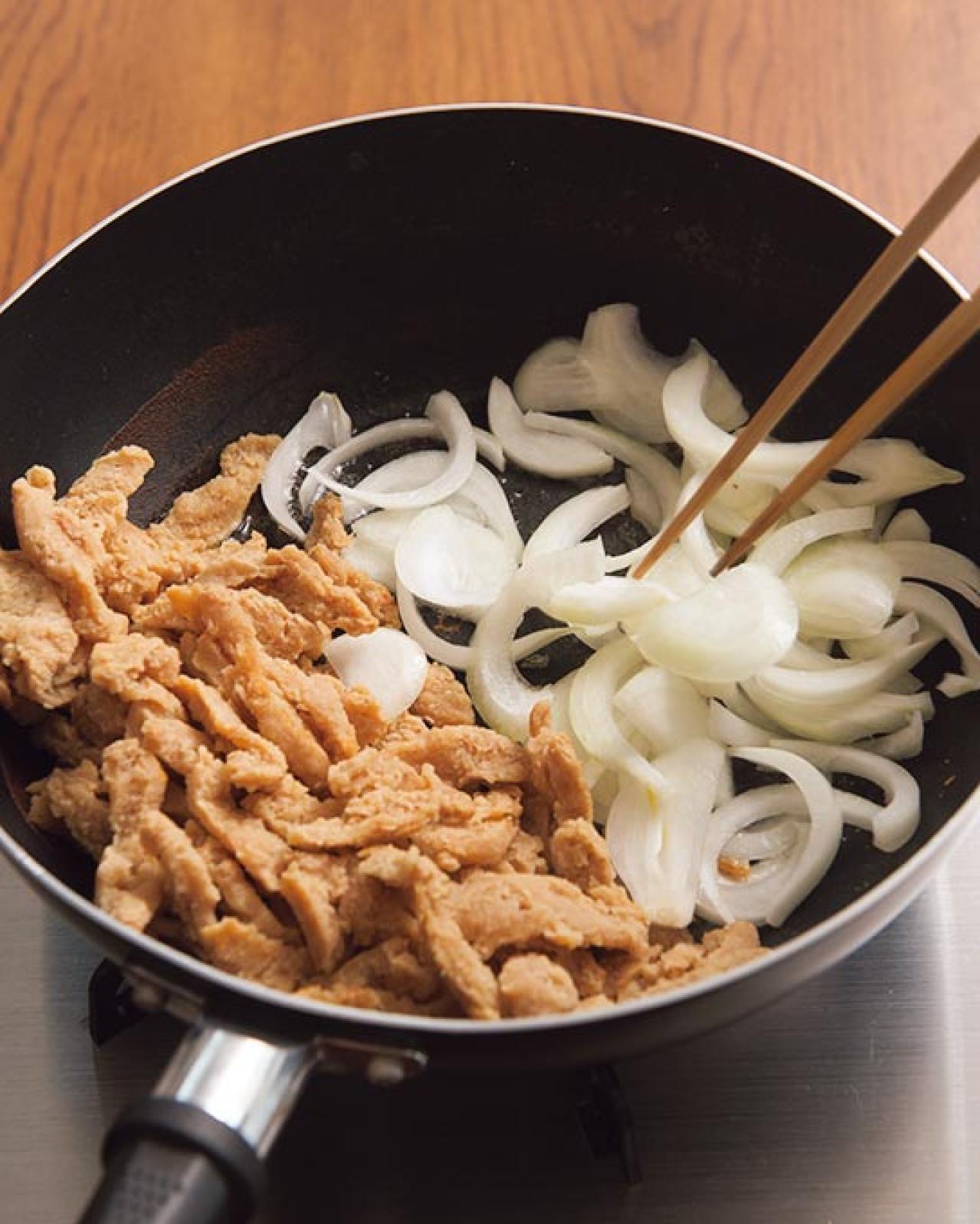 大豆ミート、これならいける！初めてでもおいしく作れる【大豆ミートのしょうが焼き】レシピ（画像4）