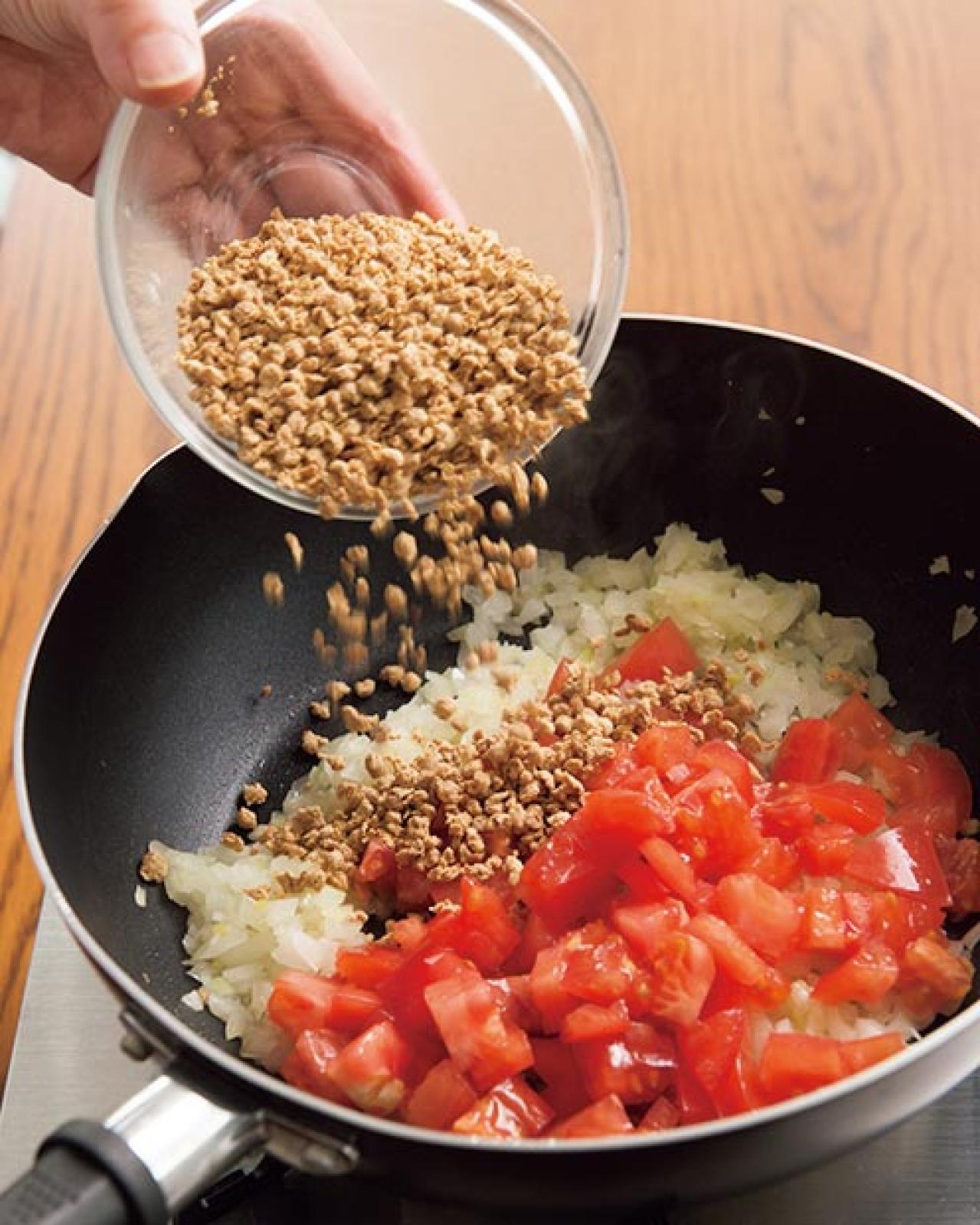 「これ、ほんとにお肉なし？」と話題に！大豆ミートでつくるヘルシー【ドライカレー】レシピ（画像4）